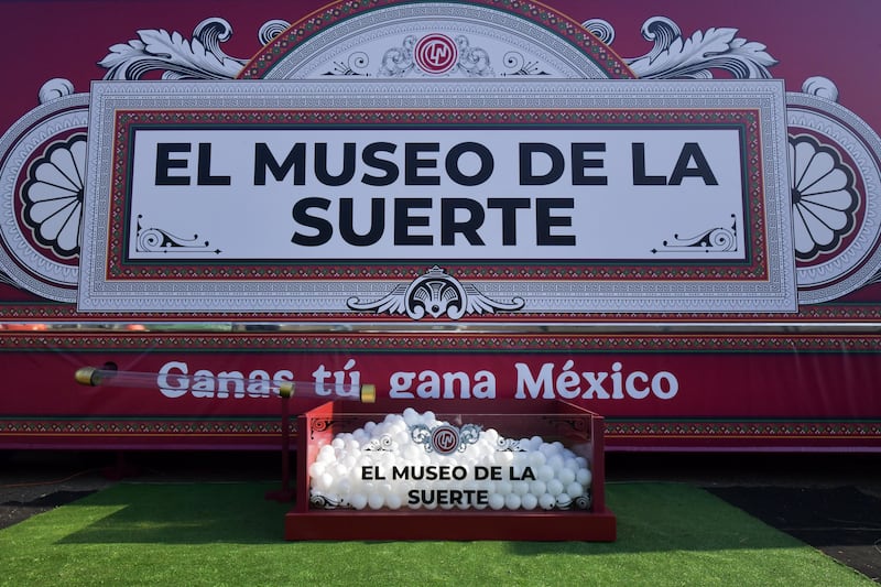 La Lotería Nacional (Lotenal) puso en marcha una iniciativa única en el país, el nuevo Museo de la Suerte, un espacio itinerante adaptado dentro de un tráiler que inició su recorrido por el territorio mexicano este mes de diciembre. Cartel Museo de la suerte