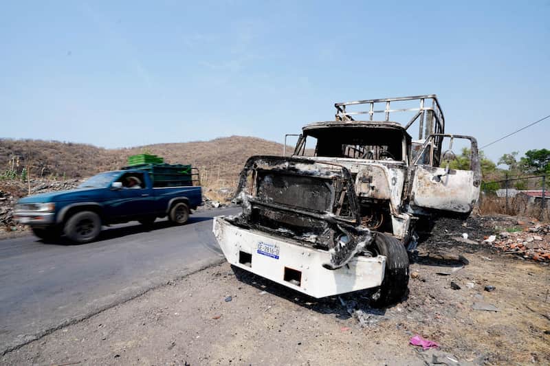 Las comunidades se han convertido en el escenario de enfrentamientos entre grupos del crimen organizado,  entre ellos miembros de "Los Viagras" y "Los Blancos de Troya" contra integrantes de "Los Caballeros Templarios". El rompimiento de miembros de las diferentes organizaciones criminales que integran de Cárteles Unidos, ha tenido como consecuencia un incremento en los enfrentamientos armados, sobre todo los ataques con drones. En medio de esta ola de violencia se encuentran los habitantes Tierra Caliente.