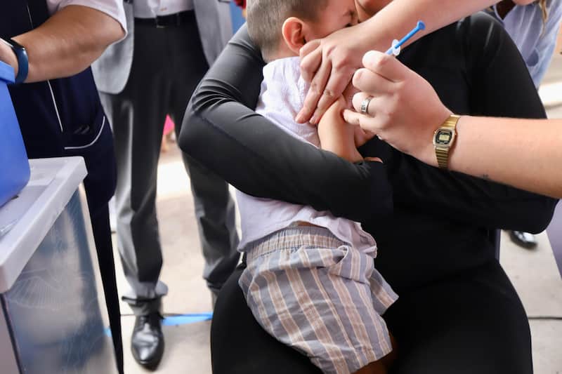 Vacunación en sinaloa una enfermera inyecta a un menor