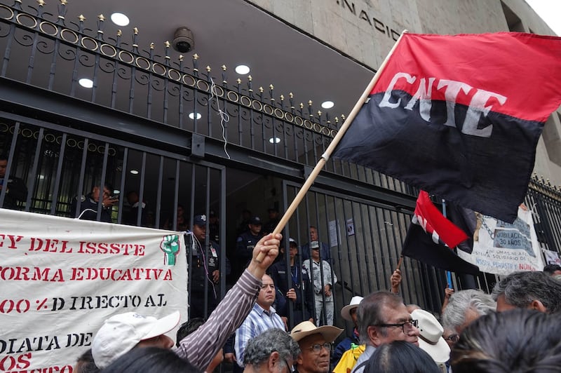 CNTE frente a oficinas de Segob