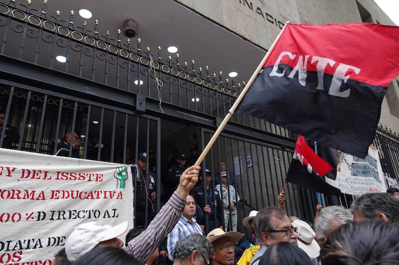 La Comisión de Negociación de la CNTE acusó que el gobierno no muestra voluntad de dialogar Integrantes de la CNTE frente a las oficinas de la Segob