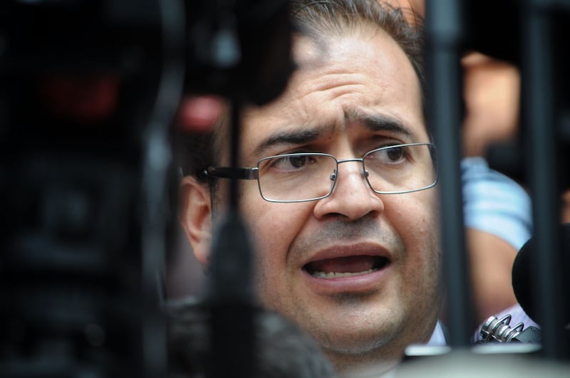 CIUDAD DE MÉXICO, 05AGOSTO2016.- El gobernador de Veracruz, Javier Duarte de Ochoa, acudió a las oficinas de la SEIDO, para presentar una denuncia en contra del gobernador electo de dicho estado, Miguel Ángel Yunes, por presunto enriquecimiento ilícito.
FOTO: DIEGO SIMÓN SÁNCHEZ /CUARTOSCURO.COM Javier Duarte