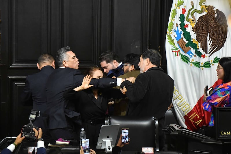 Alito golpea a Noroña
