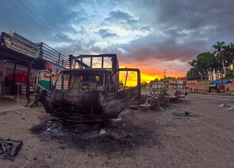 En diversos puntos de la entidad se registraron bloqueos con automóviles incendiados, luego de los enfrentamientos, que se dieron entre integrantes del Cártel de Sinaloa. violencia-cartel-sinaloa