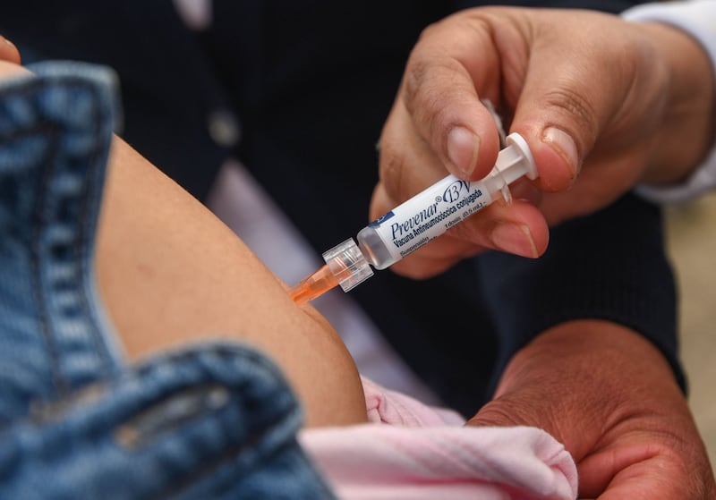 TOLUCA, ESTADO DE MÉXICO, 26NOVIEMBRE2025.- De manera conjunta la UAEMÉX y la Secretaría de Salud estatal llevaron a cabo en Toluca la Mega Jornada de Vacunación, teniendo como sede en el Estadio de Fútbol Americano “Lic. Juan Josafat Pichardo Cruz”, se aplicaron vacunas de Influenza, COVID-19, Neumococo, BCG, Sarampión y Tétanos a personas de todas las edades. FOTO: CRISANTA ESPINOSA AGUILAR/CUARTOSCURO.COM Sarampión