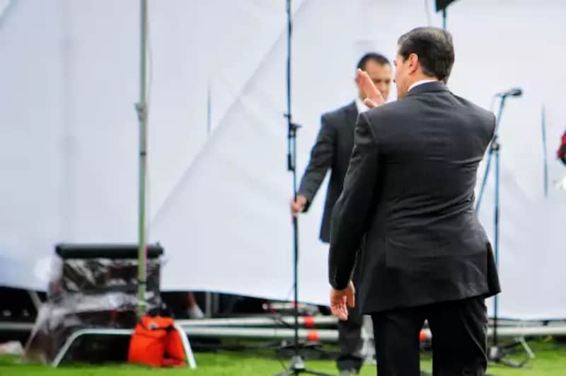 Un video muestra a Peña Nieto recibiendo un expediente de un estudiante pro-AMLO; crecen críticas por espionaje con Pegasus. Imagen promocional