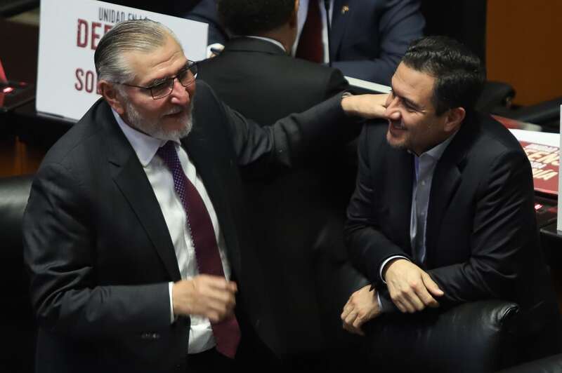 CIUDAD DE MÉXICO, 05FEBRERO2025.- Adán Augusto López, coordinador de la bancada de Morena en el Senado, dialoga con el senador Miguel Ángel Yunes, durante la sesión de este miércoles. FOTO: DANIEL AUGUSTO/ CUARTOSCURO.COM Imagen promocional