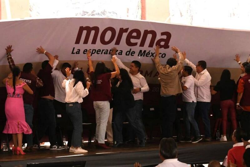 Morena se cae