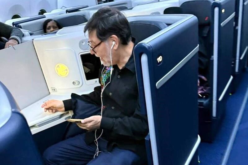 Gerardo Fernández Noroña en clase ejecutiva de Air France