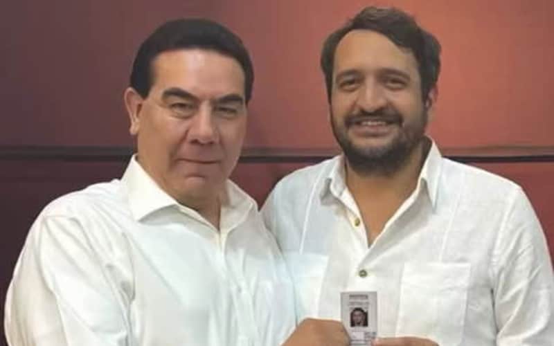 La incorporación del expriista ha causado controversia Luis Enrique Benítez, exdirigente del PRI en Durango, recibiendo su afiliación a Morena del secretario de Organización, Andrés López Beltrán.