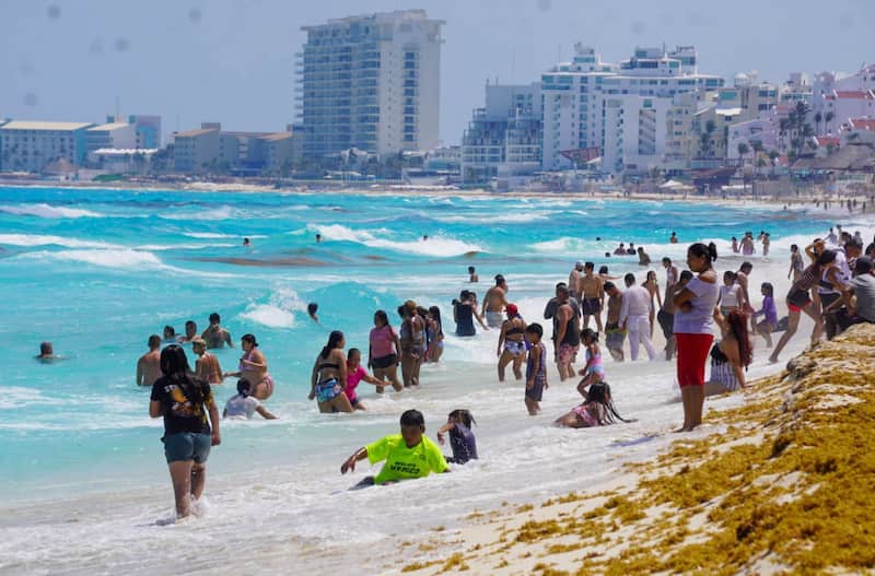 Estos serán los puentes que habrá en mayo Personas en una playa de México