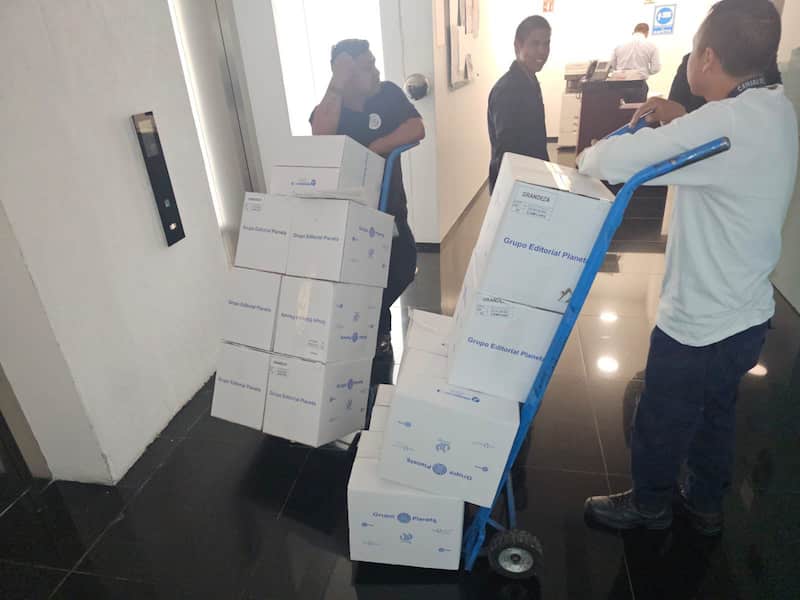 Libro de AMLO llega al senado como regalo de navidad de morenistas Libro de AMLO llega al senado como regalo de navidad de morenistas