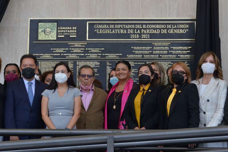 Ignacio Mier, diputado y coordinador de Morena; Porfirio Muñoz Ledo, diputado de Morena; Laura Angélica Rojas, diputada del PAN; Dulce María Sauri, presidenta de la mesa directiva de la Cámara de Diputados, y Verónica Juárez Piña, diputada y coordinadora del PRD, encabezaron la develación de la placa alusiva a la LXIV Legislatura de la Cámara de Diputados "Paridad de Género". Imagen promocional
