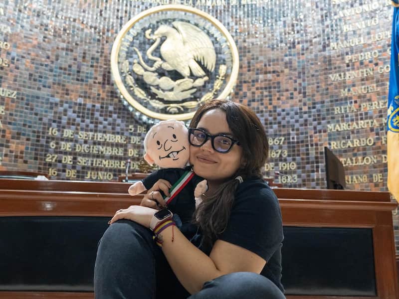 Melissa Cornejo posa con un "AMLITO" en el Congreso de Jalisco Melissa Cornejo posa con un "AMLITO" en el Congreso de Jalisco