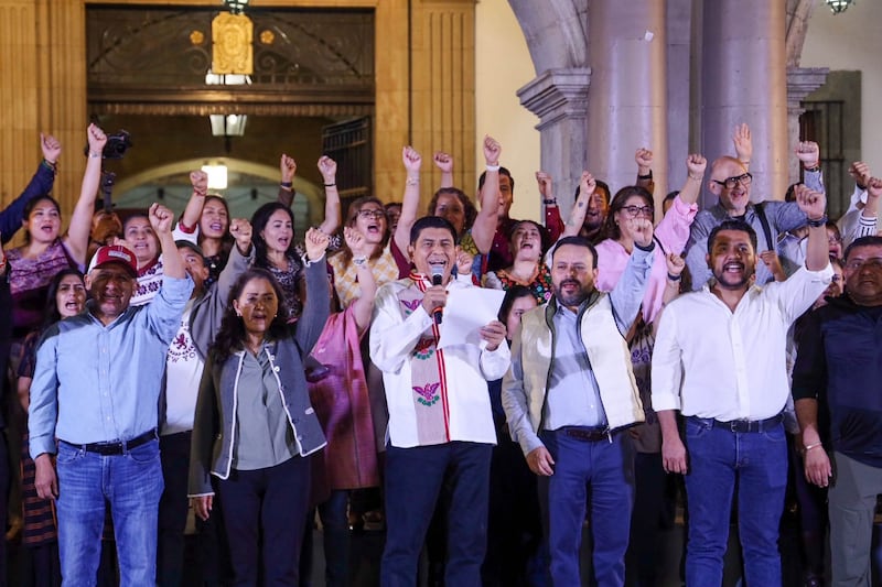 Salomón Jara y funcionarios de su gobierno