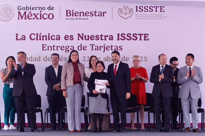 Ariadna Montiel, secretaria del Bienestar y Martí Batres, director del ISSSTE Ariadna Montiel y Martí Batres entregando recursos de la clinica es nuestra en medio de aplausos de los presentes