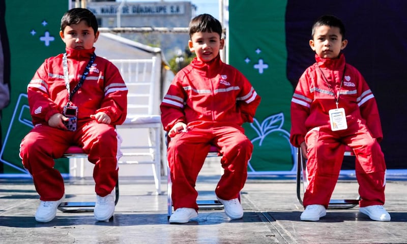 Niños, uniformes nuevos