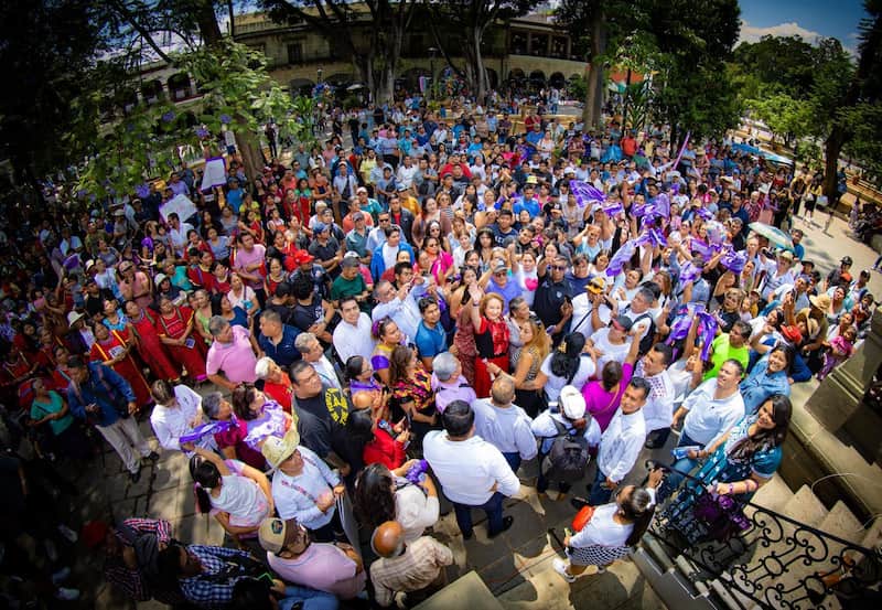 Yasmín Esquivel en su recorrido por Oaxaca. Yasmín Esquivel en Oaxaca.