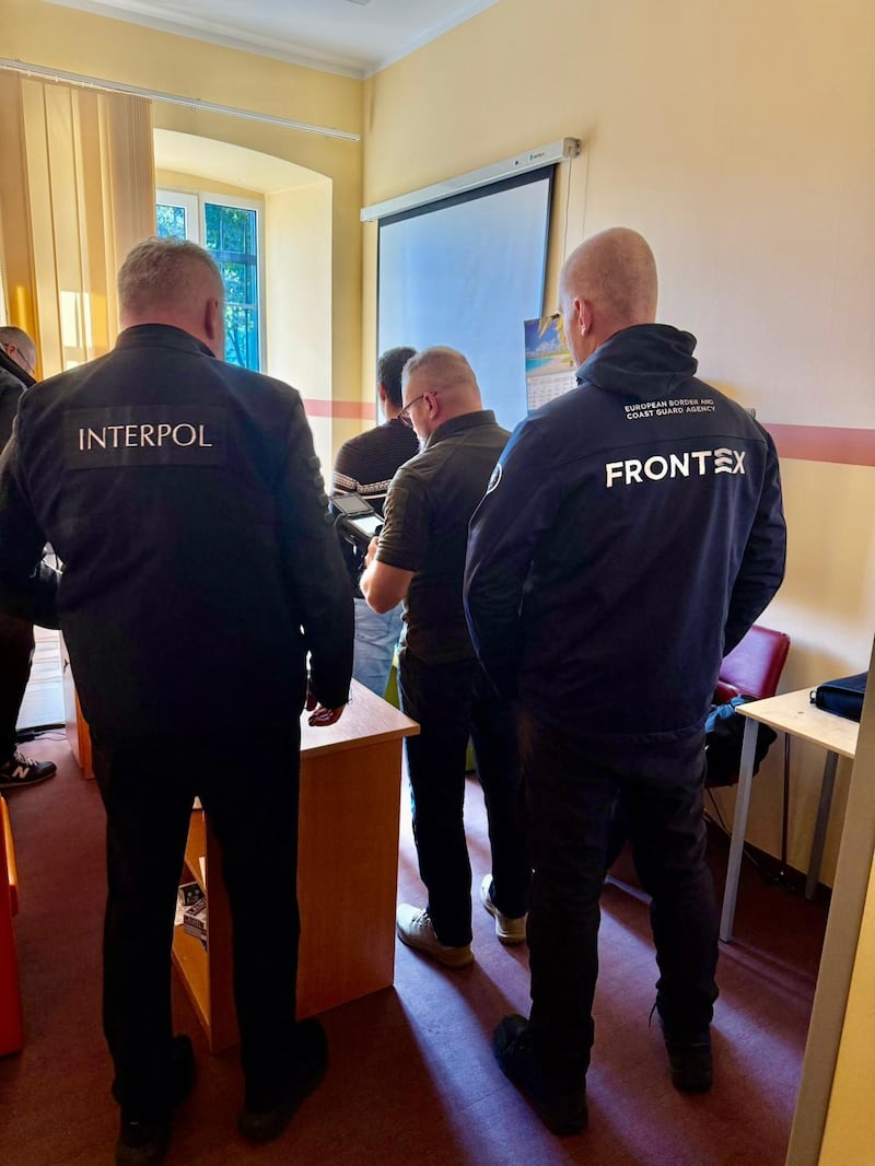 El Cártel de Sinaloa habría infiltrado el sistema de cámaras de videovigilancia de la Ciudad de México para realizar el seguimiento de un funcionario del FBI y registrar sus reuniones en la capital del país. Interpol