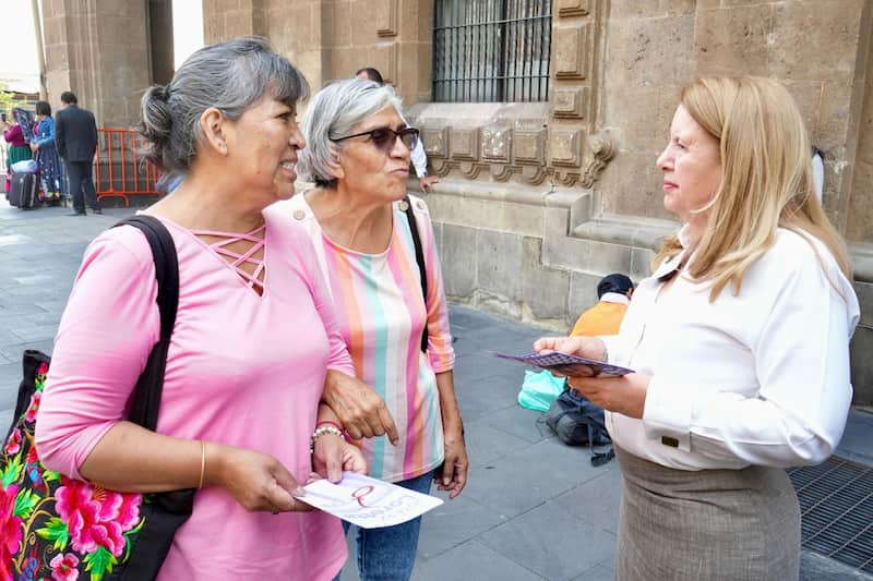 Candidata a ministra La candidata hablando con dos mujeres mayores