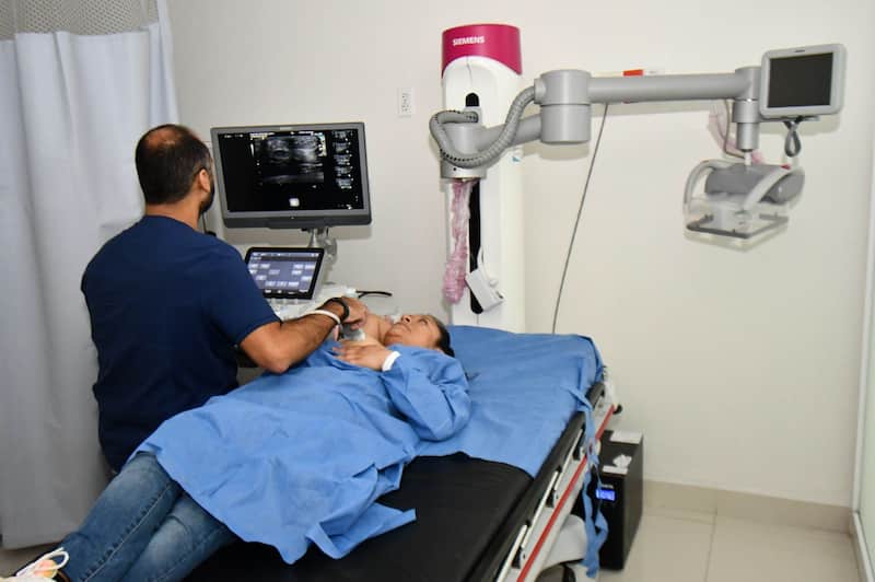 Clínica de salud. La Unidad de Detección y Diagnóstico de Cáncer de Mama del IMSS ubicada en la zona norte de la Ciudad de México, atiende un promedio de 22 mil pacientes al año, donde se promueven actividades para la detección oportuna de lesiones o tumores mediante la realización de mastografía, además de evaluación diagnóstica en derechohabientes que presentan signos de advertencia como nódulos, dolor o alteraciones en la mama o axila.
