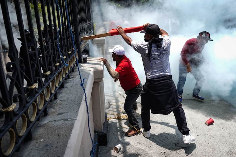 Integrantes de la CETEG serían los responsables del enfrentamiento con policías Protestas entre encapuchados contra policías en la Segob