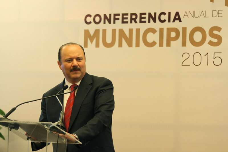 El exgobernador de Chihuahua estaría involucrado en la retención de agua en acuíferos El exmandatario en un evento oficial