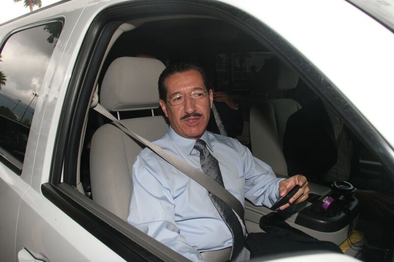 CD. VICTORIA, TAMAULIPAS, 29JUNIO2010.- Ney Gónzalez, gobernador de Nayarit, durante la reunión a puerta cerrada en la casa de gobierno de Tamaulipas, donde diversos gobernadores e integrantes del CEN del PRI buscaron un candidato suplente para la gubernatura de Tamaulipas.
FOTO: SAUL LOPEZ/CUARTOSCURO.COM Ney González en camioneta