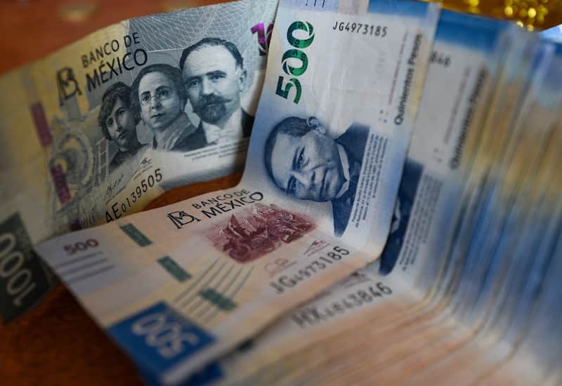 Billetes de 500 pesos mexicanos. Aspectos de billetes de diferentes denominaciones.