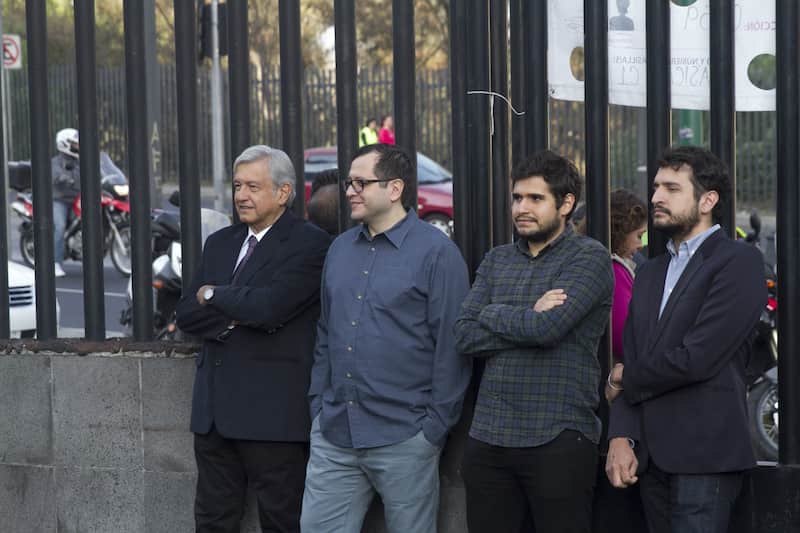Andrés Manuel López Obrador, presidente de Morena, acudió con sus hijos; José Ramón López Beltrán, Gonzalo Alfonso López Beltrán, y Andrés Manuel López Beltrán, a la casilla ubicada en las oficinas de Conagua en el sur de la capital, para emitir su voto en el marco de las elecciones para la Asamblea Constituyente de la Ciudad de México. Imagen promocional