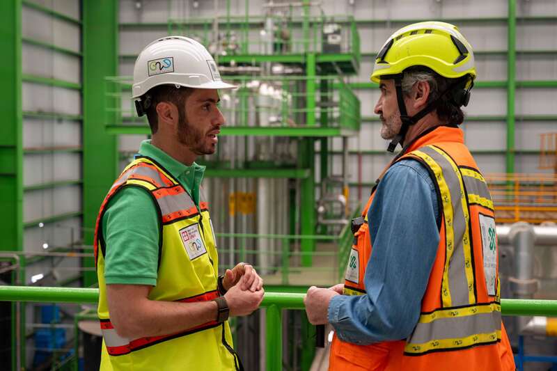 El diputado Couttolenc detalló que, en relación a la problemática de los plásticos de un solo uso, se presentó una propuesta para fomentar el uso de bolsas biodegradables. Esta medida busca minimizar el impacto ambiental sin poner en riesgo a los productores del sector.
