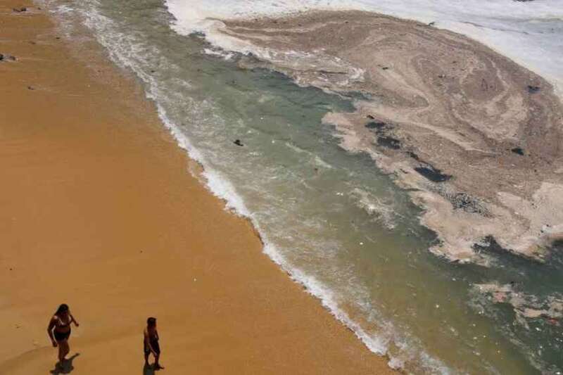 las 6 playas mas contaminadas de México playa contaminada y dos personas caminando