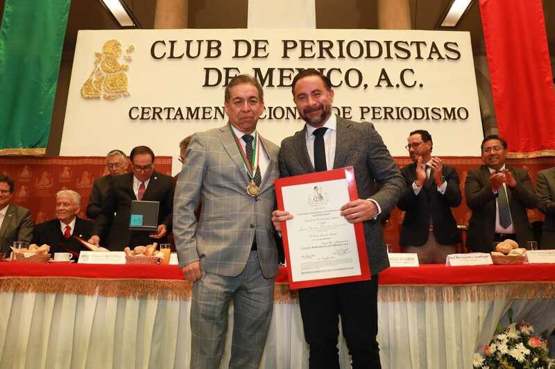 El periodista Juan Pablo de Leo recibió el Premio Nacional de Periodismo por Entrevista de Perfil y Trayectorias por Televisión Juan Pablo de Leo tras recibir el reconocimiento del Club de Periodistas al programa que se enfoca en los grandes cronistas de la fuente legislativa.
