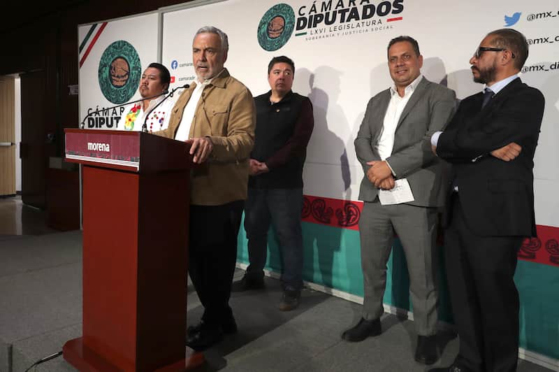 Diputados de Morena Alfonso Ramirez Cuellar habla para medios en conferencia