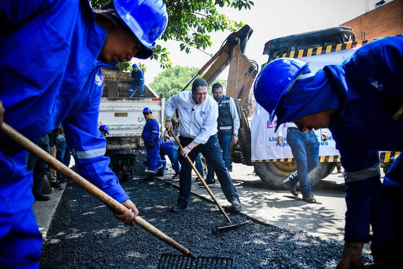 Luis Mendoza en bacheo