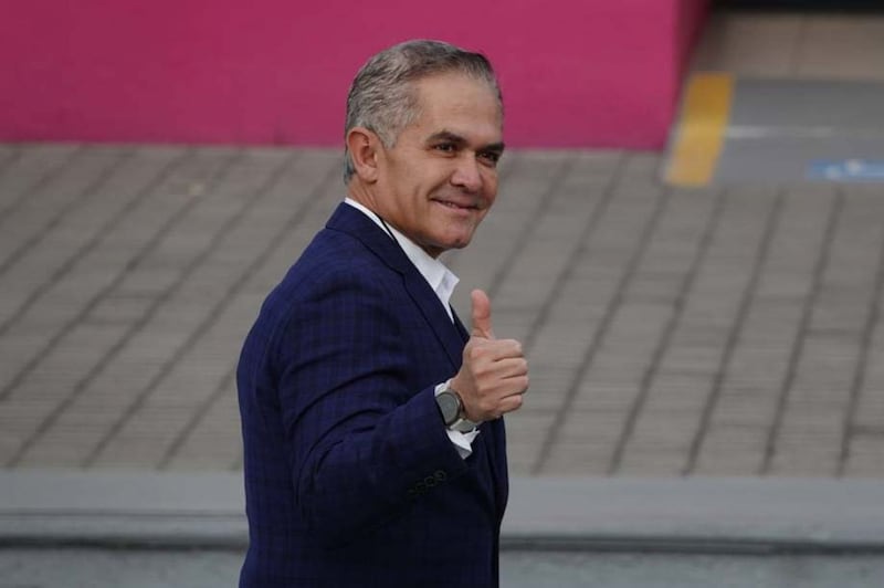 CIUDAD DE MÉXICO, 07ABRIL2024.- El senador Miguel Ángel Mancera durante su llegada al primer debate presidencial en las instalaciones del Instituto Nacional Electoral.
FOTO: GRACIELA LÓPEZ /CUARTOSCURO.COM Miguel Ángel Mancera