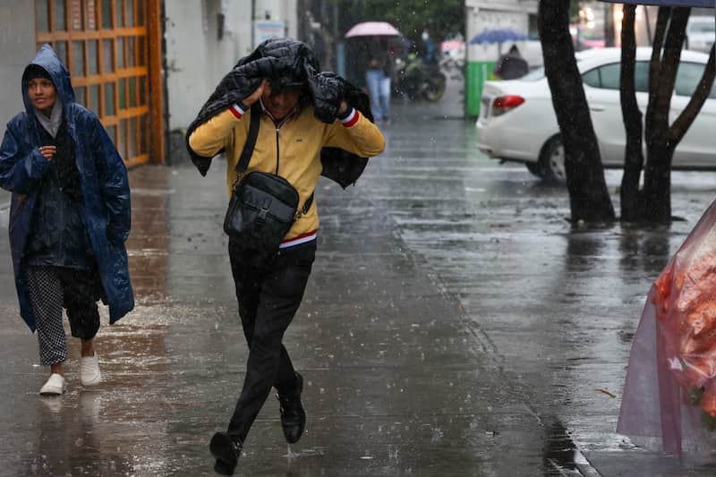 CIUDAD DE MÉXICO, 22JUNIO2025.- Lluvias de intensas a moderadas se dejaron sentir a lo largo de todo el domingo, esto como parte de los remanentes de la tormenta Erick. Los capitalinos que se atrevieron a salir a pesar de las condiciones meteorológicas tuvieron que sacr paraguas e impermeables. FOTO: MOISÉS PABLO/CUARTOSCURO.COM Imágen de un jóven cubrirse de las lluvias con su chamarra.