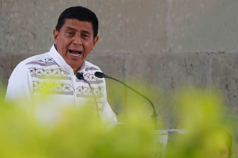 Salomón Jara, gobernador de Oaxaca, durante el homenaje por el 219 aniversario del natalicio de Benito Juárez en la comunidad serrana de Guelatao de Juárez, Oaxaca. Salomón Jara, gobernador de Oaxaca.