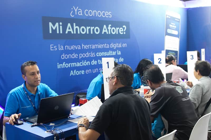 Morena busca poner candados a Afores Trabajadores en la Feria de Afores en el Zócalo buscando regularizarse