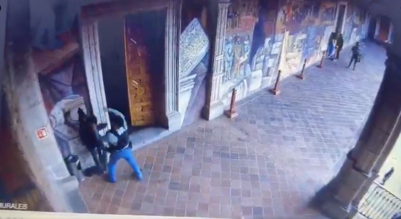 Carlos Ortiz el abogado del joven detenido en Michoacán denunció públicamente en una entrevista la "indolencia y pasividad" del gobierno del estado ante el caso de Raúl Mesa, un joven de 27 años detenido desde el 12 de noviembre. Raúl Meza Tehuacanazo