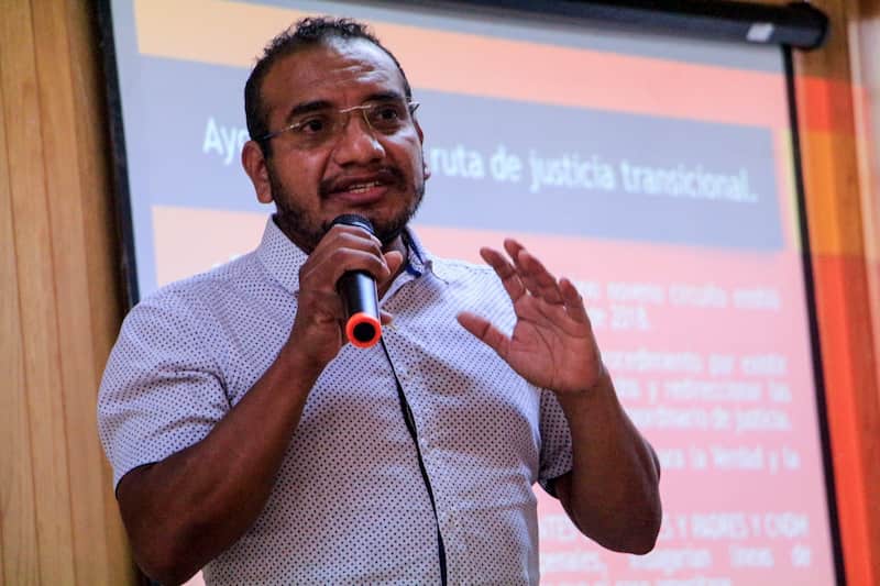 Vidulfo Rosales durante la conferencia de prensa en la Universidad Autónoma de Guerrero en donde abordó el tema de la Verdad Histórica sobre los 43 normalistas de Ayotzinapa. Imágen de Vidulfo Rosales Sierra