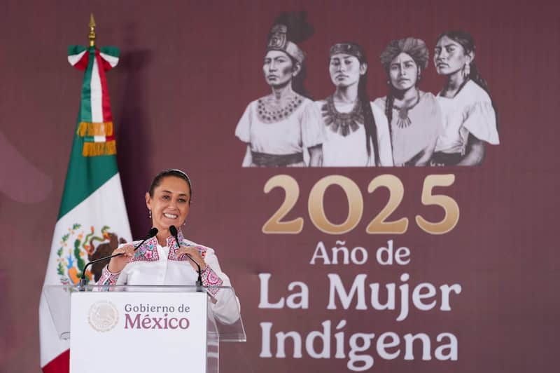 MAPIMI, DURANGO, 23FEBRERO2025.- Claudia Sheinbaum, Presidenta de México, encabezó la presentación de Programas para el Bienestar en el norte de país. La acompañaron; Eduardo Tricio, empresario; Ariana Montiel, secretaria de Bienestar; Manolo Jiménez Salinas, gobernador de Coahuila; Esteban Villegas Villareal, gobernador de Durango, y Citlalli Hernández, secretaria de la Mujeres. FOTO: PRESIDENCIA/CUARTOSCURO.COM Imagen promocional