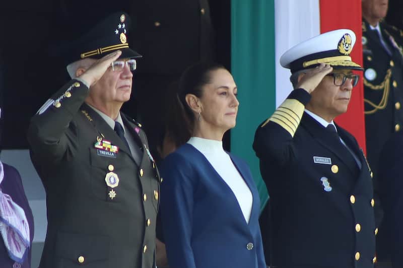 Claudia Sheinbaum, presidenta de México, acompañada por los secretarios de Defensa y Marina, Ricardo Trevilla Trejo y Raymundo Morales Ángeles, respectivamente. Claudia Sheinbaum, presidenta de México, acompañada por los secretarios de Defensa y Marina, Ricardo Trevilla Trejo y Raymundo Morales Ángeles, respectivamente.