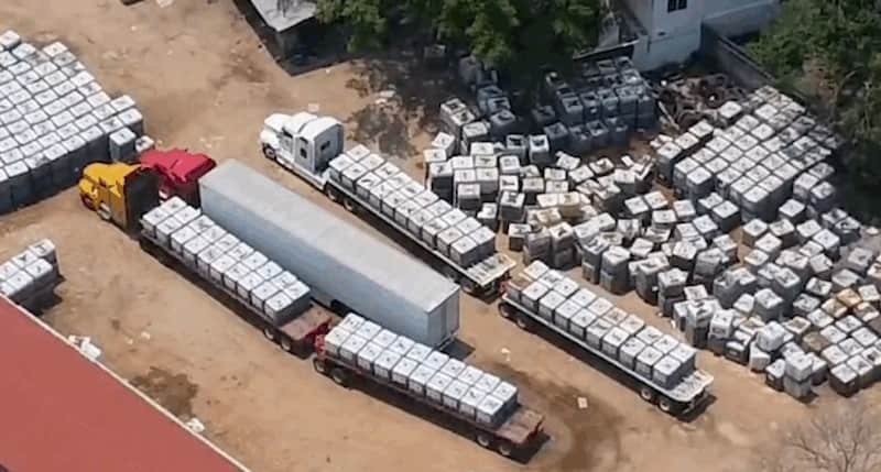 CENTRO, TABASCO, 30MAYO2025.- La Secretaria de Seguridad y Protección Ciudadana (SSPC) informó sobre el decomiso de tres millones de litros de huachicol. El aseguramiento se dió en una ranchería de nombre Plátano y Cacao en dicho municipio en un operativo conjunto con Secretaría de la Defensa Nacional, Secretaría de Marina, Fiscalía General de la República , Guardia Nacional, así como seguridad de Pemex y Protección Civil. Imágen aérea de lo asegurado en Tabasco.