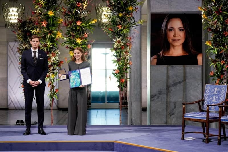 Oslo 20251210.
The daughter of the Nobel Peace Prize laureate, Ana Corina Sosa, accepts the award on behalf of her mother during the Nobel Peace Prize ceremony at Oslo City Hall.
Venezuelan opposition leader Maria Corina Machado receives the award for her tireless work to secure democratic rights for the people of Venezuela, and for her fight for a just and peaceful transition from dictatorship to popular rule. Due to the circumstances in her home country of Venezuela, the Nobel Peace Prize laureate was unable to attend the ceremony in Norway.
Photo: Ole Berg-Rusten / NTB / POOL (Photo by Ole Berg-Rusten / NTB via AFP) Imagen promocional