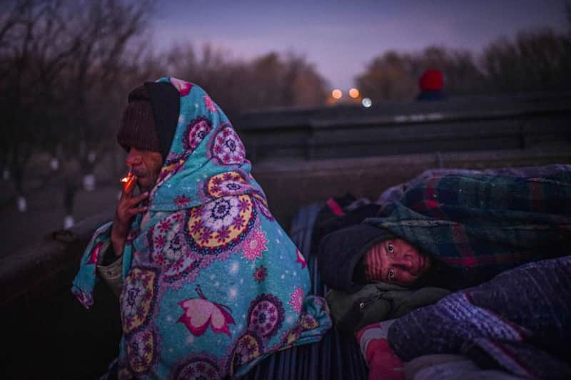 Día internacional del inmigrante Inmigrantes soportando temperaturas bajas y enfrentándose a todo tipo de adversidades en el camino.