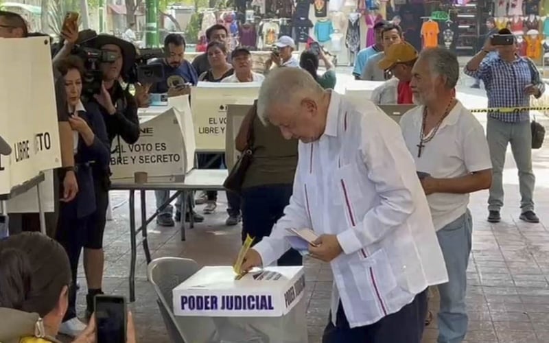 AMLO reaparece