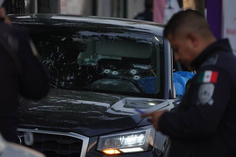 Vehículo baleado en el que iban Ximena Guzmán y José Muñoz. Aspectos de los impactos de bala que recibió un vehículo en el que estaban colaboradores de Clara Brugada.