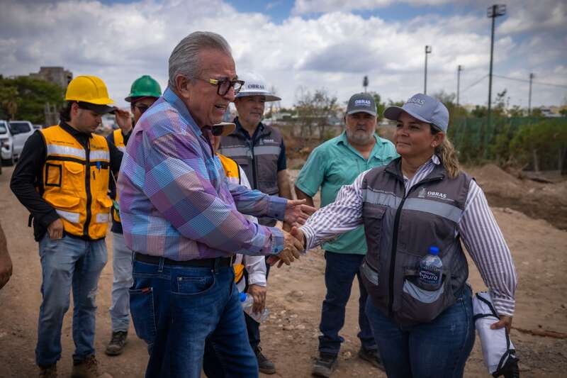 Rubén Rocha, gobernador de Sinaloa. Rubén Rocha saludando a una trabajadora.
