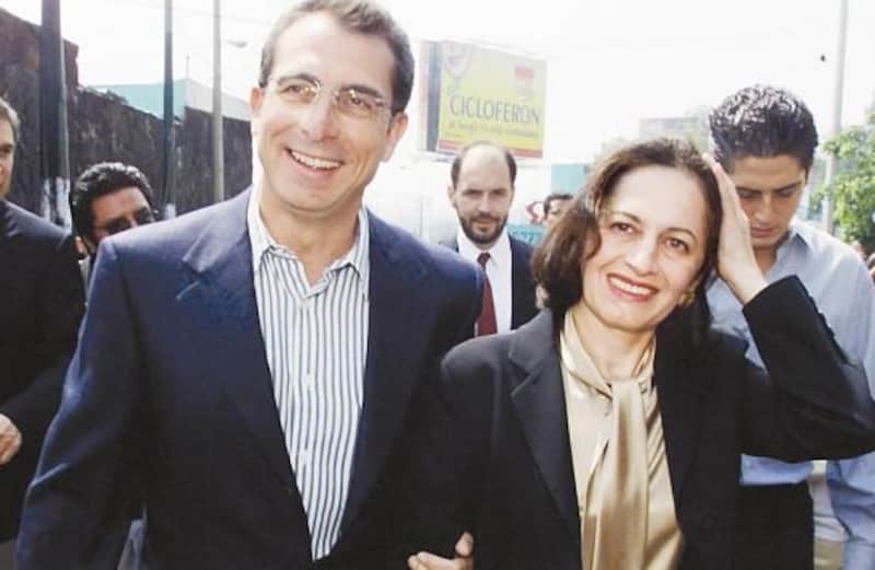 Ernesto Zedillo, expresidente y su esposa, Nilda Patricia Velasco Zedillo y Nilda Patricia agarrados del brazo caminando